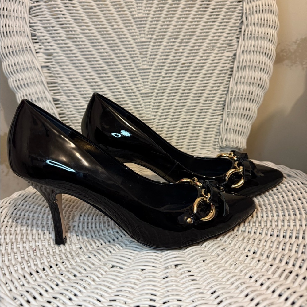 Elegant Black Heels with Gold Accents